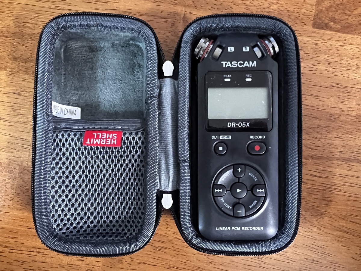 図４　DR-05X専用を謳うケースにはピッタリ入った