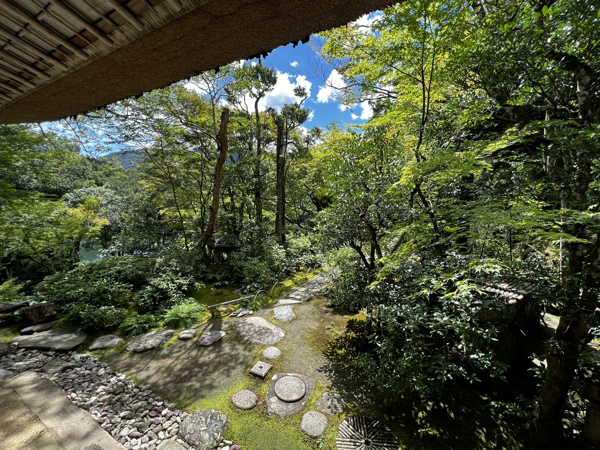 川に面した庭も清涼感があります