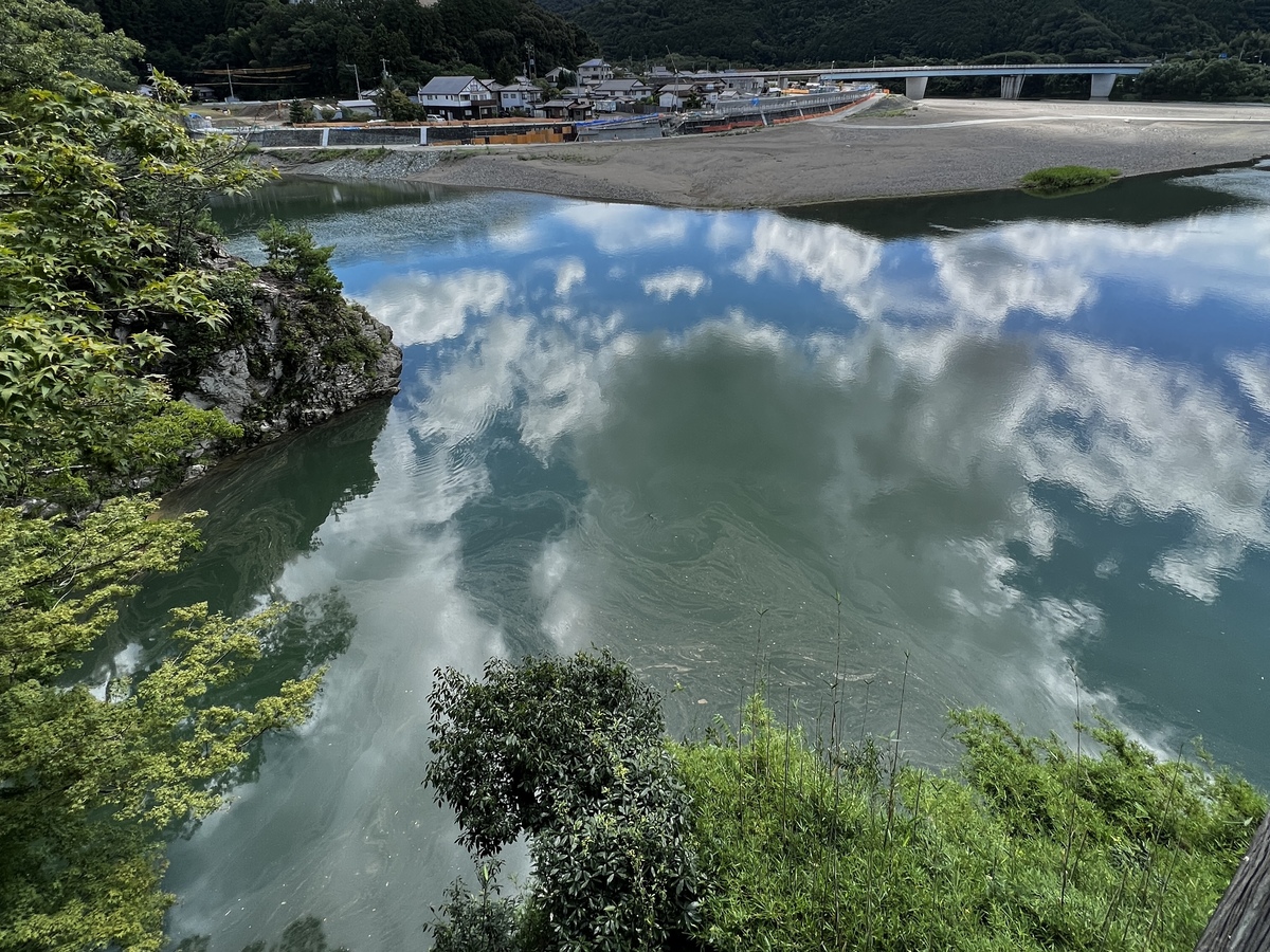 夏雲を映す肘川は鵜飼漁もあるようです