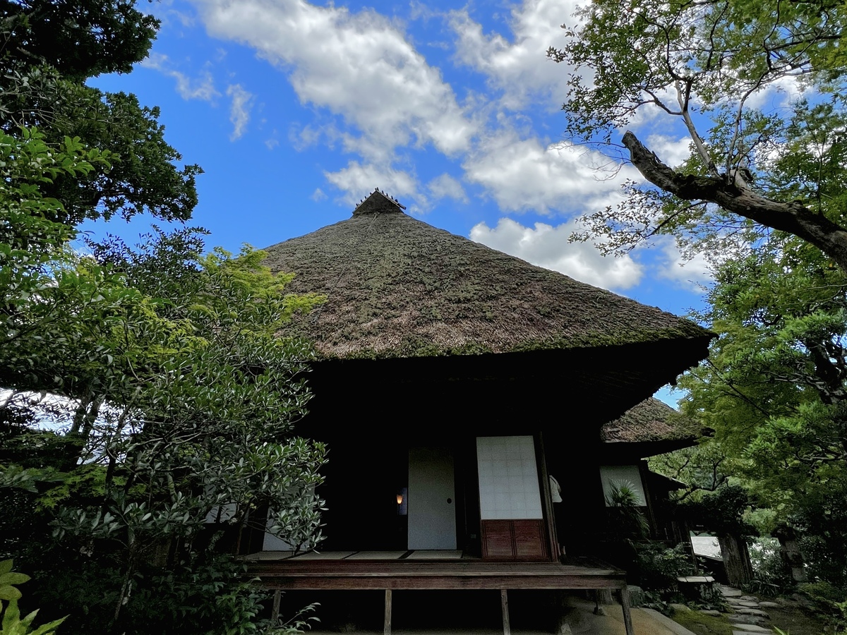 臥龍淵を足元に見る不老庵は川の真上に建っています