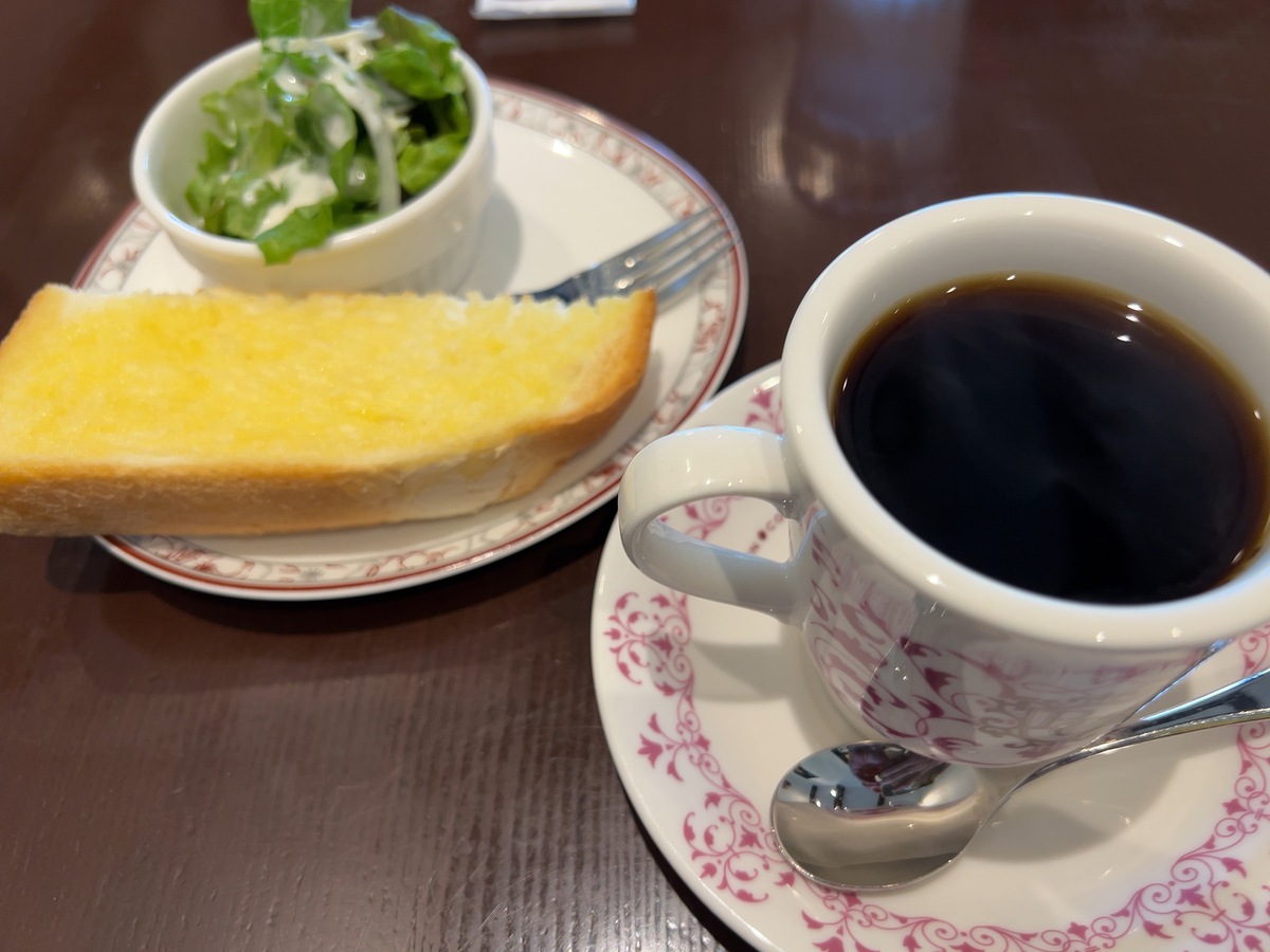 モーニングも食パンとミニサラダがついて来ます