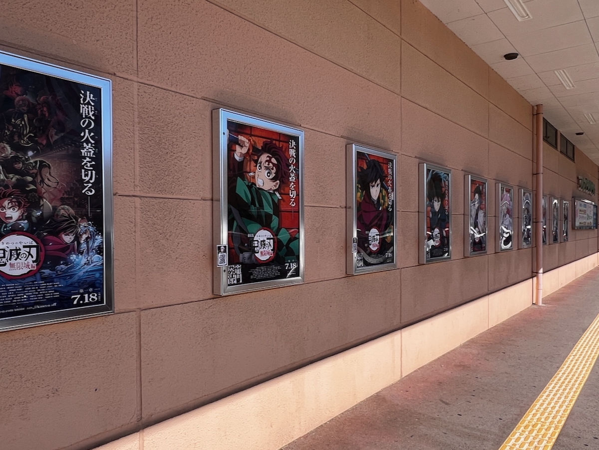 鬼滅にハックされた映画館、他の映画のポスターがない