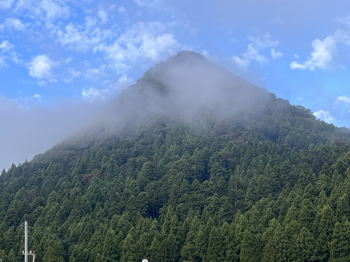 行司岳に雲がかかる姿は美しい
